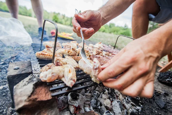 Prepara Una Carne Parrilla Barbacoa Hombre Irreconocible Haciendo Barbacoa Aire —  Fotos de Stock