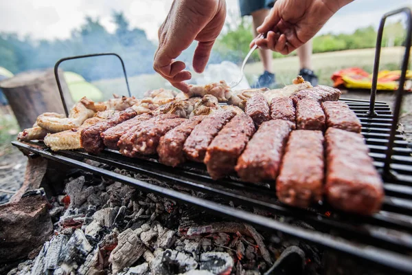 バーベキューグリルでミンチ肉ロール — ストック写真