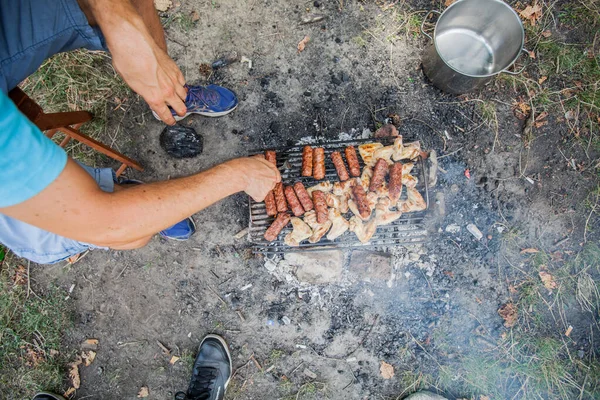 バーベキューグリルの上に肉を準備します バーベキュー屋外を作る認識できない男 — ストック写真