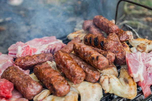 Grillowane Mięso Letni Piknik Gotowanie Świeżym Powietrzu — Zdjęcie stockowe