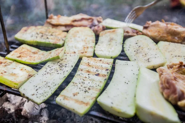 烤蔬菜 烤上西葫芦 夏季野餐 户外烹调食物 — 图库照片