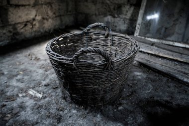 Eski terk edilmiş kırsal tavan arasında ürkütücü bir sahne