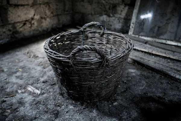 Eski terk edilmiş kırsal tavan arasında ürkütücü bir sahne