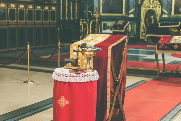 Den Serbisk Ortodokse Katedralens Interiør Michael Cathedral Beograd – stockfoto