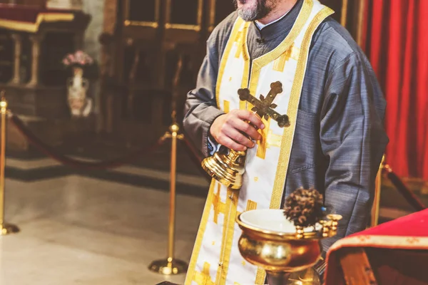 Sacerdote Ortodoxo Detém Uma Cruz Ouro Uma Igreja Ortodoxa Durante — Fotografia de Stock