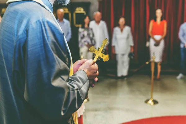 Sacerdote Ortodoxo Detém Uma Cruz Ouro Uma Igreja Ortodoxa Durante — Fotografia de Stock