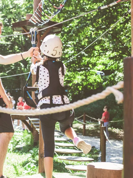 Храбрая Маленькая Девочка Лесном Парке Приключений Шлеме Технике Безопасности Развлекательном — стоковое фото