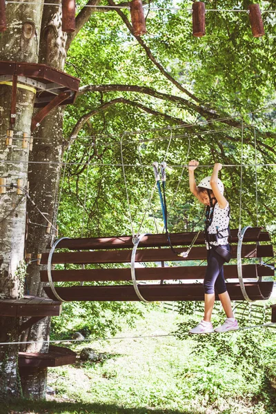 Modig Liten Flicka Skogen Äventyrspark Bär Hjälm Och Säkerhetsutrustning Nöjescentrum — Stockfoto