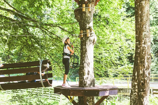 Menina Corajosa Parque Aventura Floresta Usando Capacete Equipamentos Segurança Centro — Fotografia de Stock