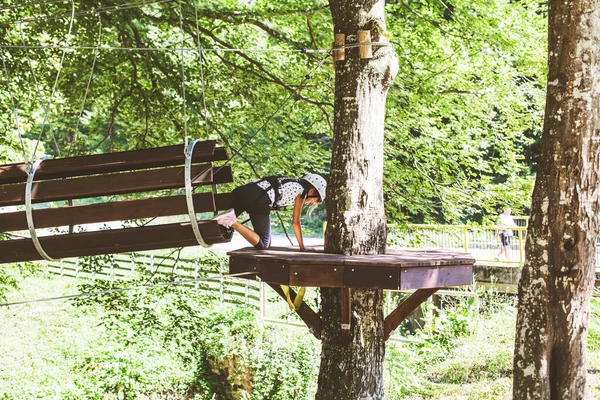 Petite Fille Courageuse Dans Parc Aventure Forêt Portant Casque Équipement — Photo