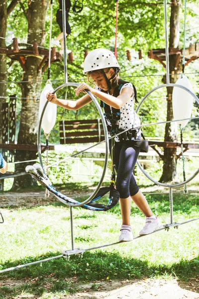 Menina Com Equipamentos Segurança Parque Aventuras Floresta Centro Diversões Para — Fotografia de Stock