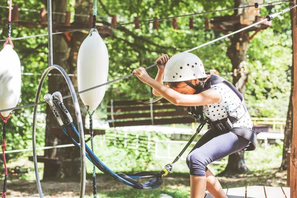 Petite Fille Avec Équipement Sécurité Parc Aventure Forêt Centre Amusement — Photo