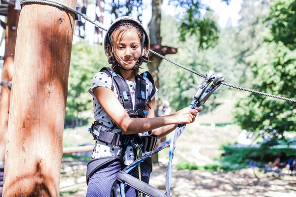 Портрет Счастливой Маленькой Девочки Техникой Безопасности Парке Приключений Леса Развлекательный — стоковое фото