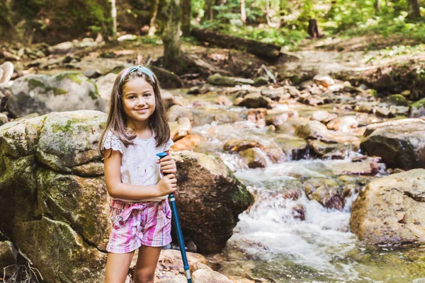 Feliz Retrato Menina Caminhando Riacho Montanha Dia Verão Natureza — Fotografia de Stock