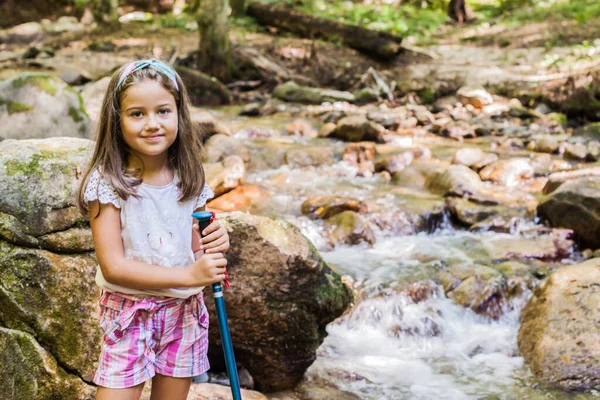 Feliz Retrato Menina Caminhando Riacho Montanha Dia Verão Natureza — Fotografia de Stock