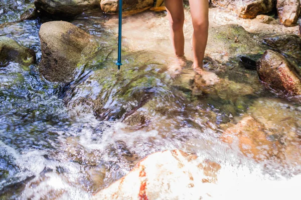 Kind Barfuß Auf Felsen Klaren Wasser Waldbach Stehend Abenteuer Einem — Stockfoto