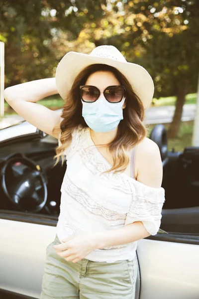 Attractive Young Woman Wearing Protective Medical Mask Coronavirus Outdoor — Stock Photo, Image