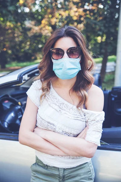 Привлекательная Молодая Женщина Защитной Медицинской Маске Против Коронавируса Открытом Воздухе — стоковое фото