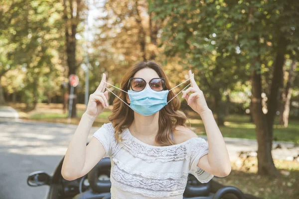 Attractive Young Woman Wearing Protective Medical Mask Coronavirus Outdoor — Stock Photo, Image