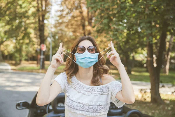 Attraktive Junge Frau Trägt Medizinische Schutzmaske Gegen Coronavirus Freien — Stockfoto