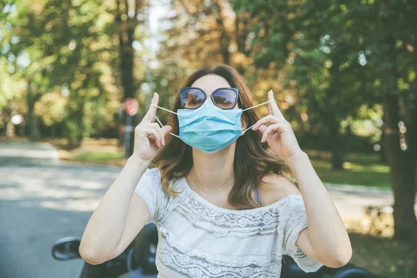 Attraktive Junge Frau Trägt Medizinische Schutzmaske Gegen Coronavirus Freien — Stockfoto