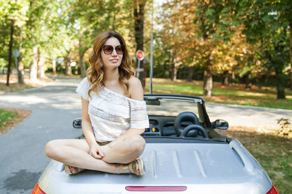 Atractiva Mujer Sonriente Relajándose Día Verano Parque —  Fotos de Stock