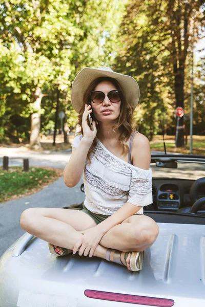 Retrato Una Hermosa Mujer Hablando Por Teléfono Parque Día Verano —  Fotos de Stock