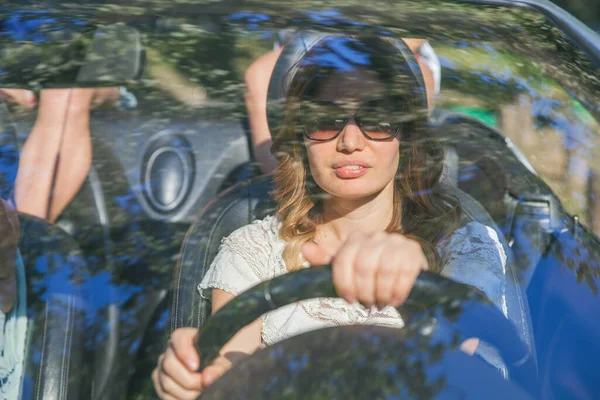 Piękna Kobieta Okularach Słonecznych Jazdy Samochodem Patrząc Przez Przednią Szybę — Zdjęcie stockowe