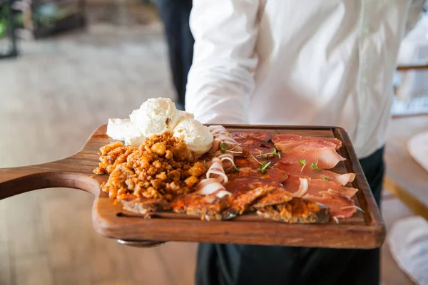 Pyszne Jedzenie Serwowane Drewnianym Talerzu Restauracji — Zdjęcie stockowe