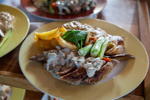 Sabrosa Comida Servida Restaurante Verdura Con Carne Cerdo — Foto de Stock