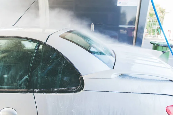 セルフサービスの車の洗浄ステーションで圧力洗浄機付きの洗浄車 — ストック写真