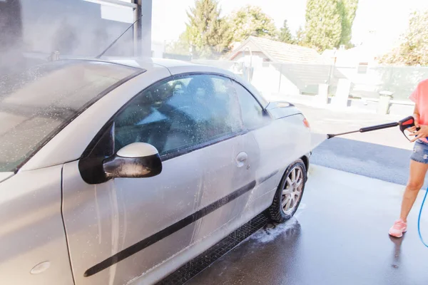 セルフサービスの車の洗浄ステーションで圧力洗浄機付きの洗浄車 — ストック写真