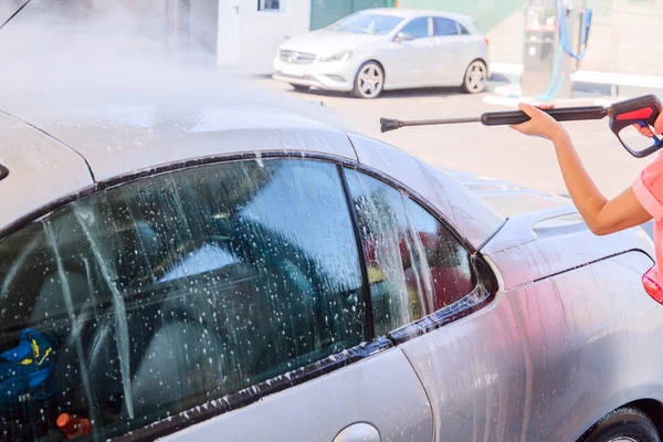 Mencuci Mobil Dengan Mesin Cuci Tekanan Tempat Cuci Mobil Mandiri — Stok Foto