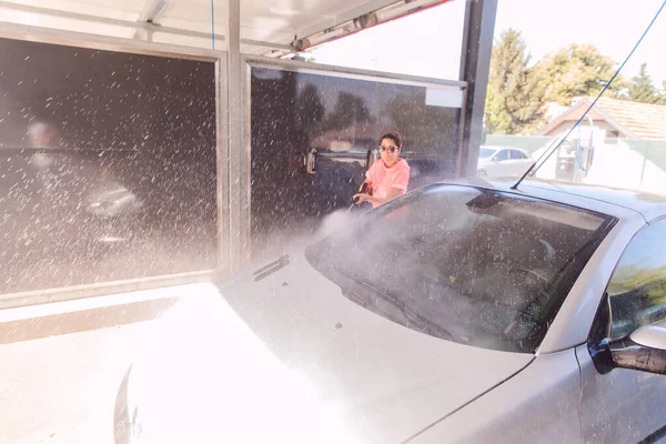 Kobieta Myjąca Samochód Myjką Ciśnieniową Samoobsługowej Myjni Samochodowej — Zdjęcie stockowe