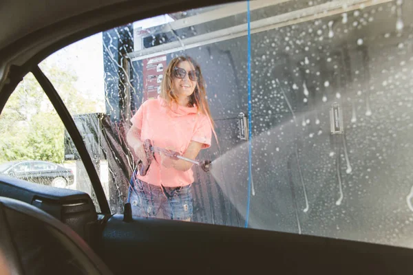 Otomobil Yıkama Istasyonunda Araba Yıkayan Kadın Araba Manzaralı — Stok fotoğraf