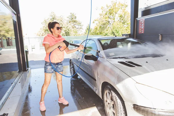 Mulher Bonita Que Lava Seu Carro Com Arruela Alta Pressão — Fotografia de Stock