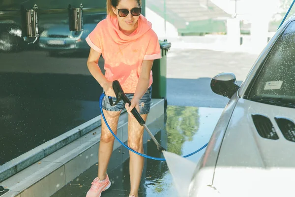 Mulher Bonita Que Lava Seu Carro Com Arruela Alta Pressão — Fotografia de Stock