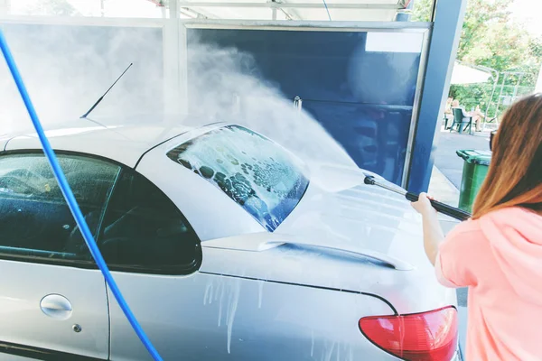 Mujer Bonita Lavando Coche Con Lavadora Alta Presión Auto Servicio —  Fotos de Stock