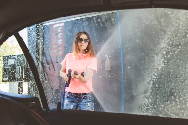 Mulher Lavando Seu Carro Com Pulverizador Alta Pressão Estação Lavagem — Fotografia de Stock