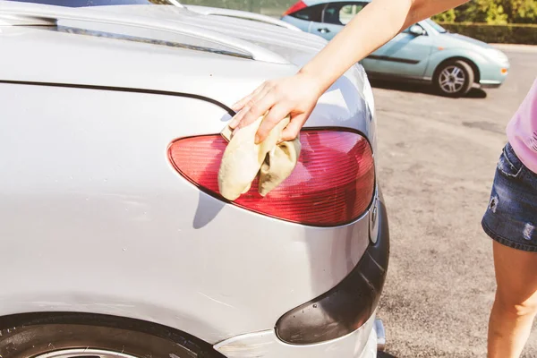 Wanita Membersihkan Mobil Dengan Kain Hari Musim Panas Cahaya Alami — Stok Foto