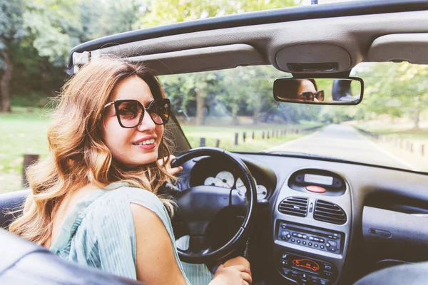 Mulher Bonita Dirigindo Carro Conversível Happy Girl Drive Dia Verão — Fotografia de Stock