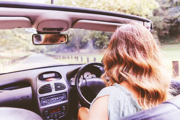Yaz Günü Üstü Açık Araba Kullanan Güzel Bir Genç Kadın — Stok fotoğraf