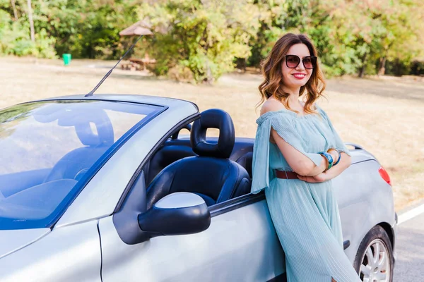 Mulher Atraente Inclinada Posando Carro Conversível Menina Bonita Feliz Moda — Fotografia de Stock