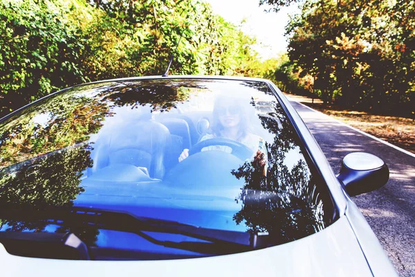 Mujer Conduciendo Coche Descapotable Naturaleza Mirando Través Del Parabrisas Con —  Fotos de Stock