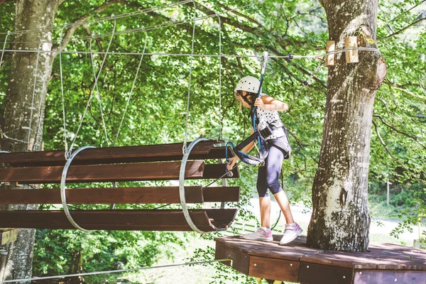Petite Fille Avec Équipement Sécurité Parc Aventure Forêt Centre Amusement — Photo