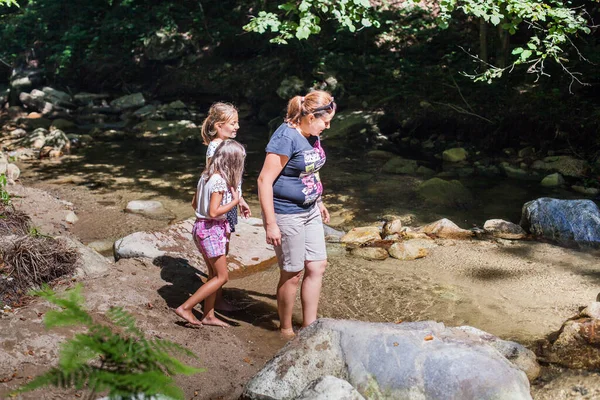 Happy Family Summer Nature Adventure Walking Creek Hiking People Mountain — Zdjęcie stockowe