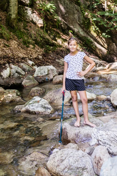 渓流による少女の幸せな肖像画 夏の冒険 自然界では — ストック写真