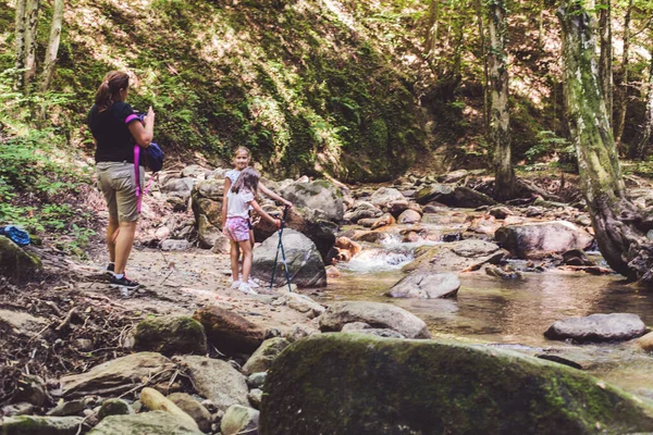 Família Verão Natureza Aventura Caminhando Pelo Riacho Caminhadas Pessoas Corrente — Fotografia de Stock