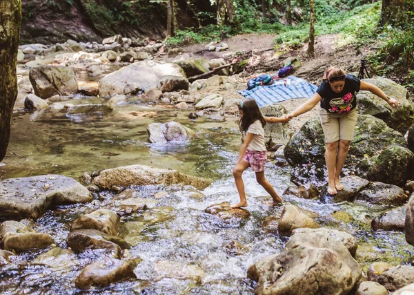 Familie Zomer Natuur Avontuur Wandelen Door Beek Wandelen Mensen Bergbeek — Stockfoto