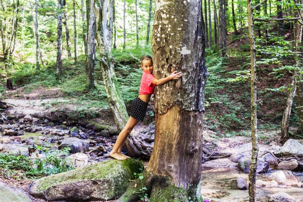 Spojení Přírodou Holčička Objímající Strom Lese Love Nature Concept — Stock fotografie